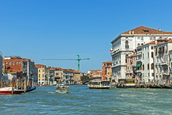 Venezia, Italia. Vista urbana tipica nella giornata estiva — Foto Stock