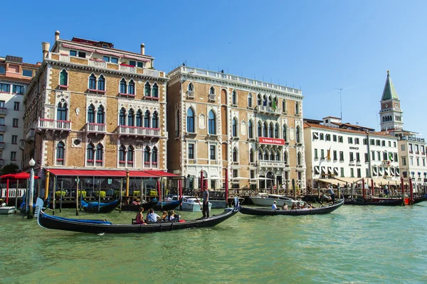 Venise, Italie, Les touristes montent sur une gondole à travers un canal — Photo