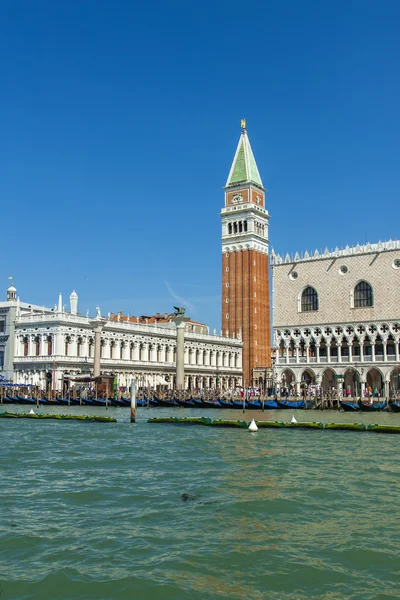 Venezia, Italia. Vista urbana tipica nella giornata estiva — Foto Stock