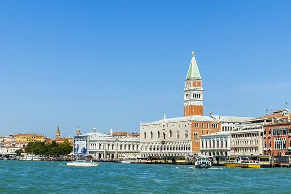 Veneza, Itália. Vista urbana típica no dia de verão — Fotografia de Stock