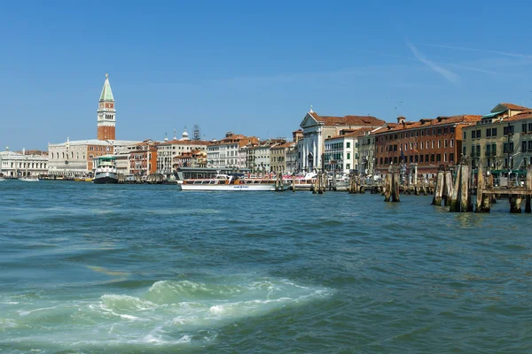 Venetië, Italië. typisch stedelijke weergave in de zomerdag — Stockfoto