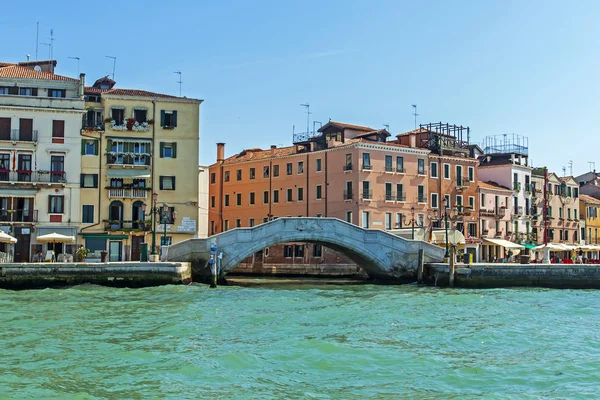 Veneza, Itália. Vista urbana típica no dia de verão — Fotografia de Stock