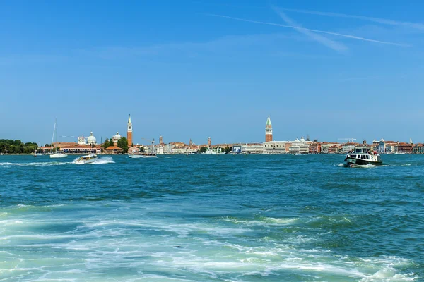 Venezia, Italia. Veduta delle isole della laguna veneziana e della nave da crociera — Foto Stock