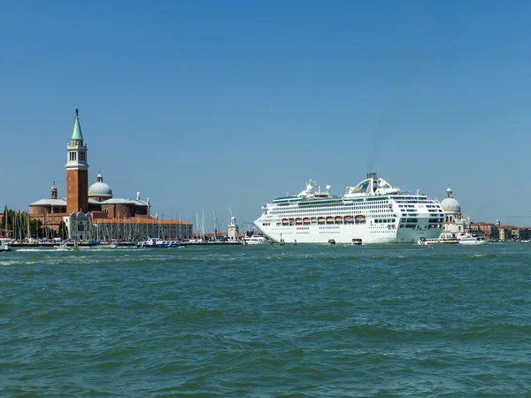 Veneza, Itália. Vista das ilhas da lagoa veneziana e navio de cruzeiro — Fotografia de Stock