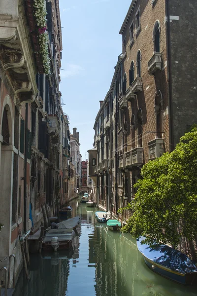 Venecia, Italia. Arquitectura de antiguas casas venecianas construidas sobre el canal — Foto de Stock
