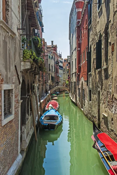 Venise, Italie. Architecture des anciennes maisons vénitiennes construites sur le canal — Photo