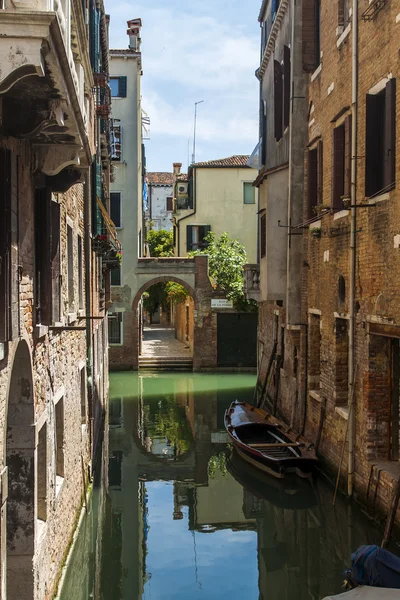 威尼斯，意大利。在运河上建造的古威尼斯民居建筑 — 图库照片