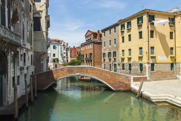 ヴェネツィア、イタリア。運河沿いに建てられた古代のヴェネツィア住宅の建築 — ストック写真
