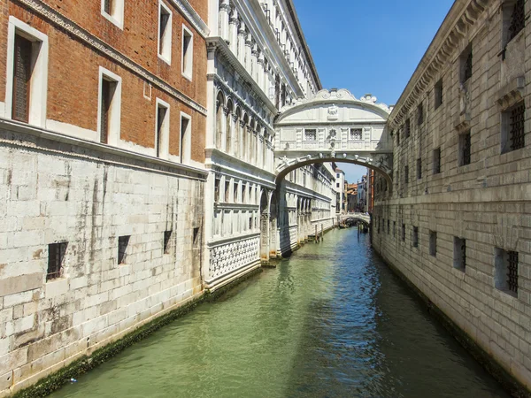 Venice, Italy, June 24, 2012 . Typical urban view summer afternoon. bridge of Sighs — Stock Photo, Image