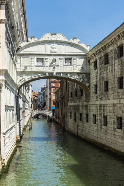 Venise, Italie, le 24 juin 2012. Vue urbaine typique après-midi d'été. pont des Soupirs — Photo