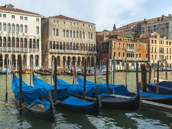 Venecia, Italia. Vista de los muelles para góndolas — Foto de Stock
