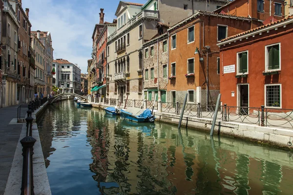 Venedig, Italien. Typisk byudsigt sommer eftermiddag - Stock-foto