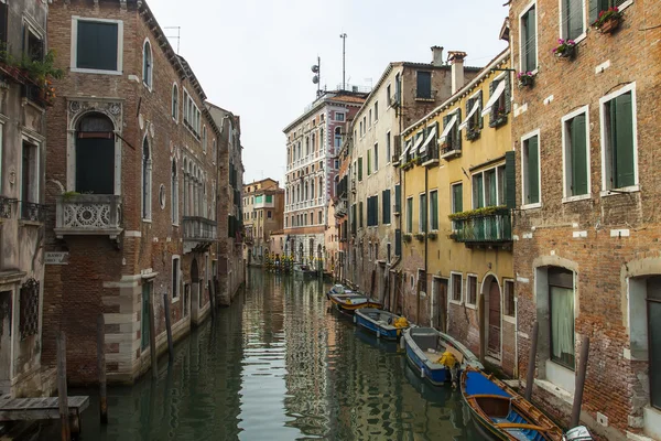 Venedig, Italien. typiska urban Visa sommareftermiddag — Stockfoto