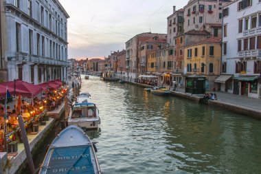 Venedik, İtalya, 24 Haziran 2012. biraz erken akşam bir Venedik kanalına. turistler bir kafede kıyıda bekletin.