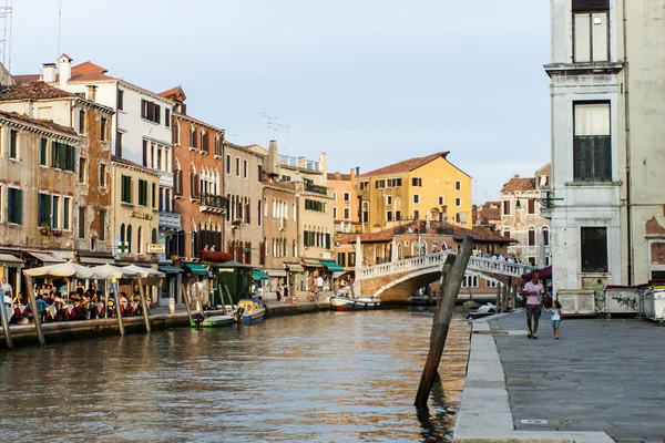 Venetië, Italië, 24 juni 2012. soort een Venetiaans kanaal in de vroege avond. toeristen rusten in een café op de oever — Stockfoto