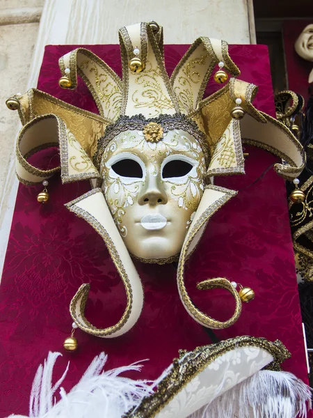 Venice, Italy . Showcase with souvenir carnival masks — Stock Photo, Image