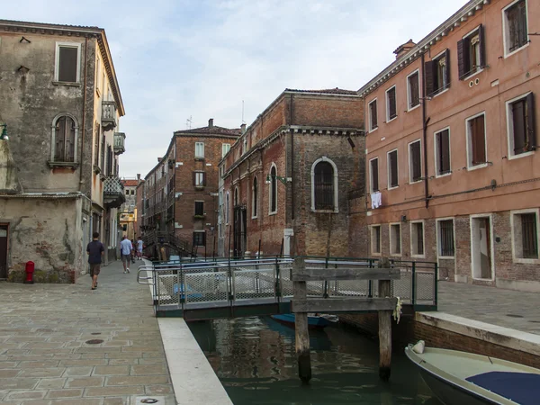Venezia, Italia. Una specie di canale veneziano la sera presto  . — Foto Stock