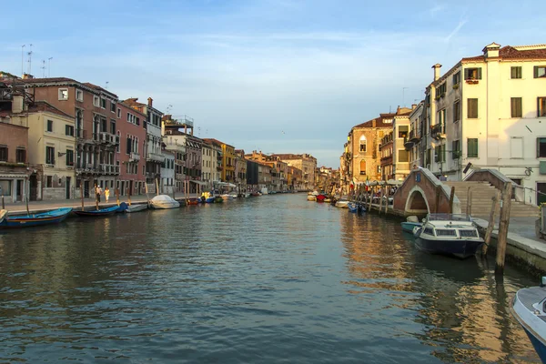 Venedig, Italien. Typ av en venetiansk kanal i början av kvällen . — Stockfoto