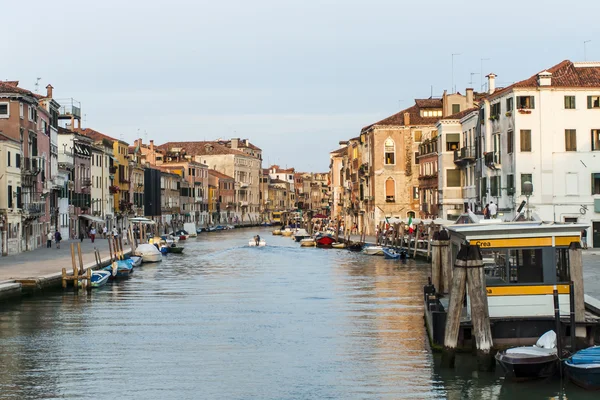 Venetië, Italië. Soort van een Venetiaans kanaal in de vroege avond . — Stockfoto