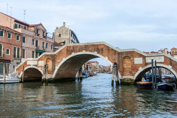 ヴェネツィア、イタリア。夕方のヴェネツィア運河の一種 . — ストック写真