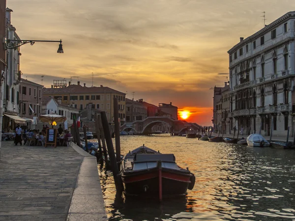 Venise, Italie, le 24 juin 2012. Une sorte de canal vénitien en début de soirée. Les touristes se reposent dans un café sur le rivage — Photo