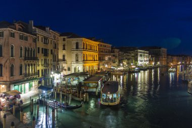 Venedik, İtalya, 24 Haziran 2012. akşam bir Venedik kanalına tür. turistler bir kafede büyük kanal kıyısında dinlenme.