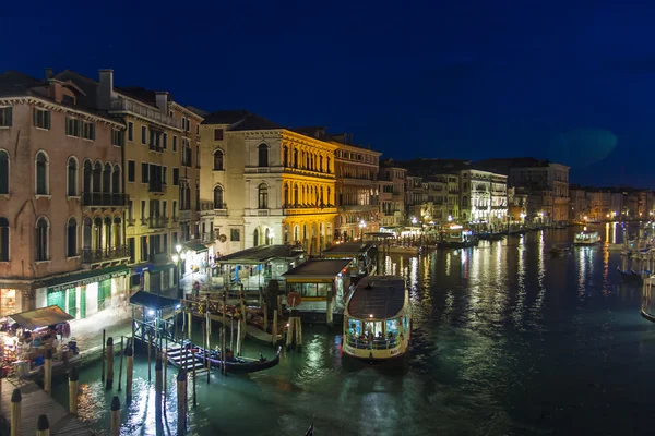 Wenecja, Włochy, zm. 24 czerwca 2012 roku. rodzaju wenecki kanał w godzinach wieczornych. reszta turystów w kawiarni nad brzegiem canal Grande — Zdjęcie stockowe