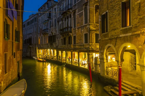 Venedig, Italien, 24. Juni 2012. Art eines venezianischen Kanals am Abend. Touristen ruhen in einem Café am Ufer des Kanals — Stockfoto