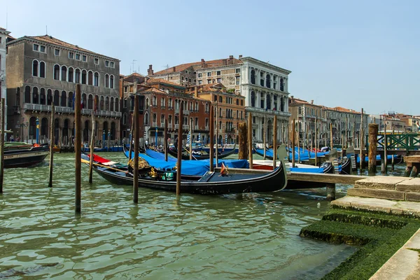 Venedig, Italien. Visa av bryggorna för gondoler — Stockfoto