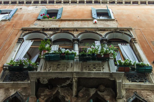 Venecia, Italia, diseño típico de la ventana de la antigua casa veneciana — Foto de Stock