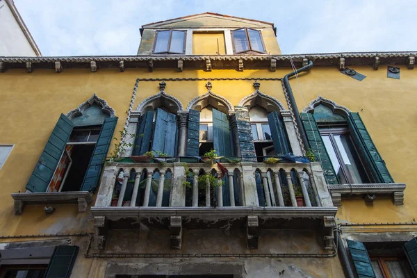 Venedig, Italien, typisk utformning av fönstret i den gamla venetianska hus — Stockfoto