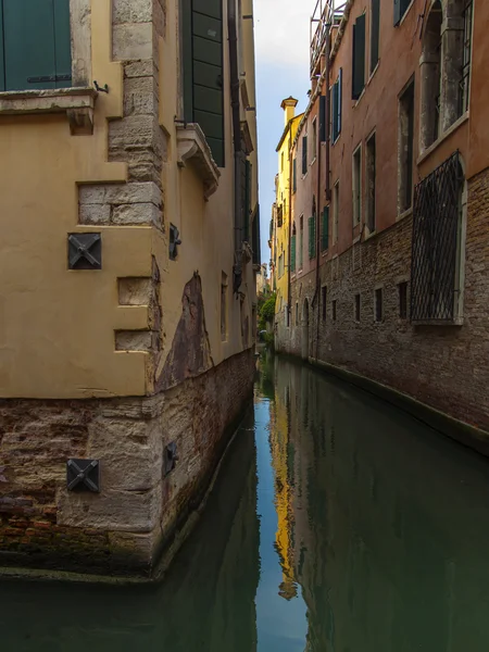 Venezia, Italia. Architettura di antiche case veneziane costruite sul canale — Foto Stock