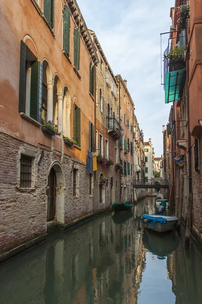 Veneza, Itália. Arquitetura de antigas casas venezianas construídas no canal — Fotografia de Stock