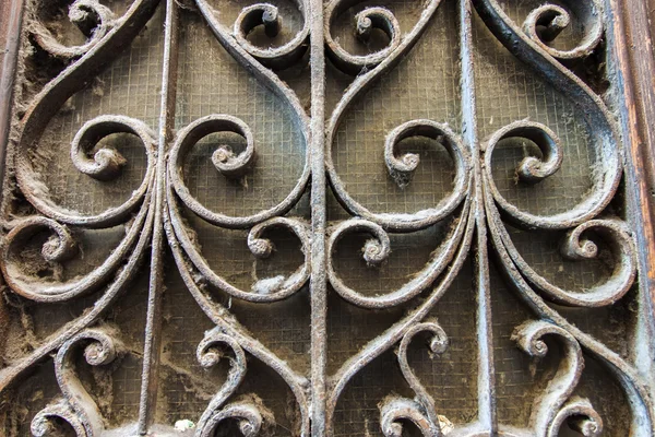 Venecia, Italia. Rejilla calada vintage en la ventana de una casa vieja — Foto de Stock