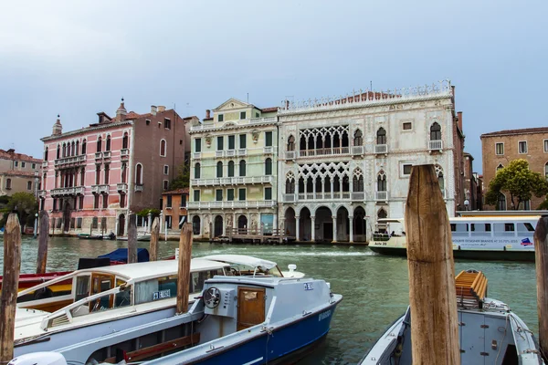 Italia, Venecia. Vista del Gran Canal por la tarde. Gran Canal es la principal vía de Venecia — Foto de Stock