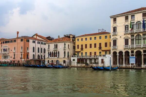 Włochy, Wenecja. widok na Canale Grande w wczesnym wieczorem. Grand canal jest przy głównej arterii w Wenecji — Zdjęcie stockowe