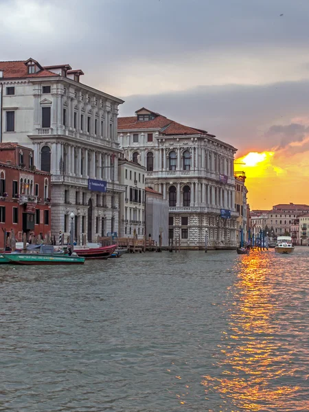 Italy , Venice. View of the Grand Canal in the early evening . Grand Canal is the main thoroughfare in Venice — Stock Photo, Image