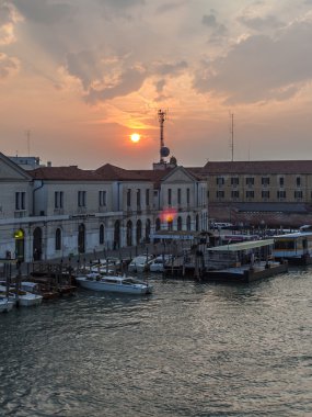 Venedik, İtalya, 25 Haziran 2012. bir akşam bir Venedik kanalına.