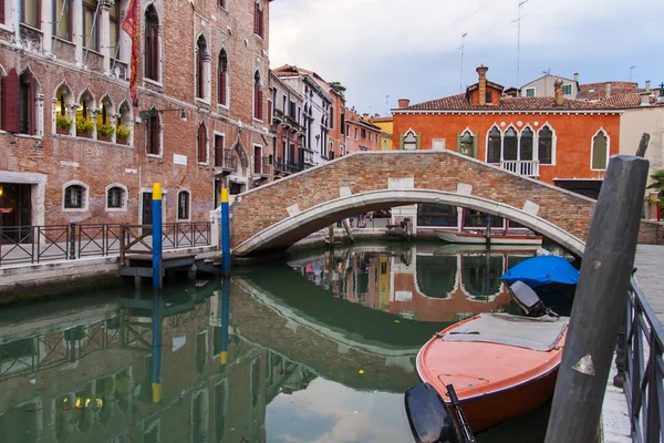 Venedig, Italien, 25. Juni 2012. Art eines venezianischen Kanals am Abend. — Stockfoto