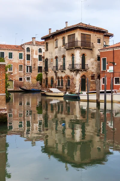 Venedig, Italien, 25. Juni 2012. Art eines venezianischen Kanals am Abend. — Stockfoto