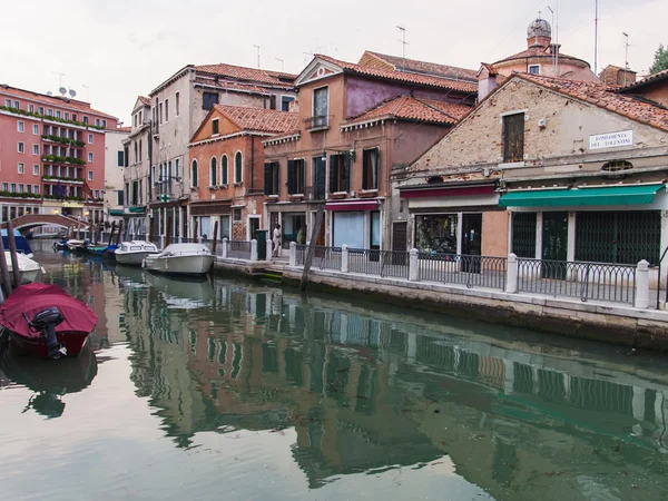 Venice, Italy, June 25, 2012 . Kind of a Venetian canal in the evening. — Stock Photo, Image