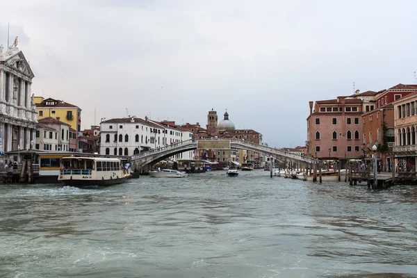 Veneza, Itália, 25 de junho de 2012. Uma espécie de canal veneziano à noite . — Fotografia de Stock