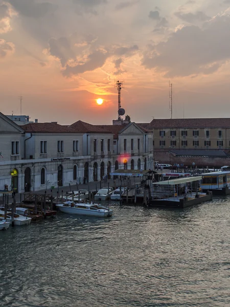 Venedig, Italien, den 25 juni, 2012. typ av en venetiansk kanal på kvällen. — Stockfoto