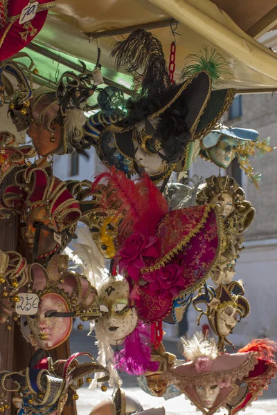 Venedik, İtalya. otantik Hediyelik eşya ile vitrin