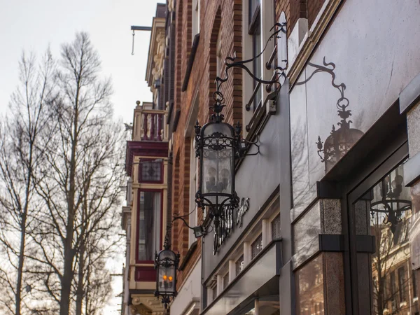 Amsterdam, die Niederlande. Typische architektonische Details städtischer Gebäude — Stockfoto