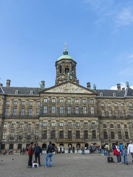 Амстердам, Нидерланды, 12 апреля 2012 года. Туристы прогуливаются по площади Дам — стоковое фото