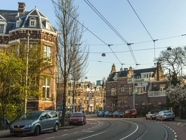 Amsterdam, Nizozemsko. pohled na typické město ulice zatažené jarní den — Stock fotografie