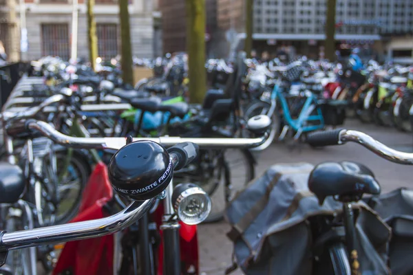 Ámsterdam, Países Bajos, 12 de abril de 2012. Aparcamiento para bicicletas en la calle de la ciudad — Foto de Stock