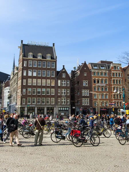 Amsterdam, Pays-Bas, le 12 avril 2012. Les touristes marchent sur la place du Dam — Photo