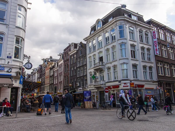 Amsterdam, Holandia. widok na typowe miasto ulica wiosny pochmurny dzień — Zdjęcie stockowe